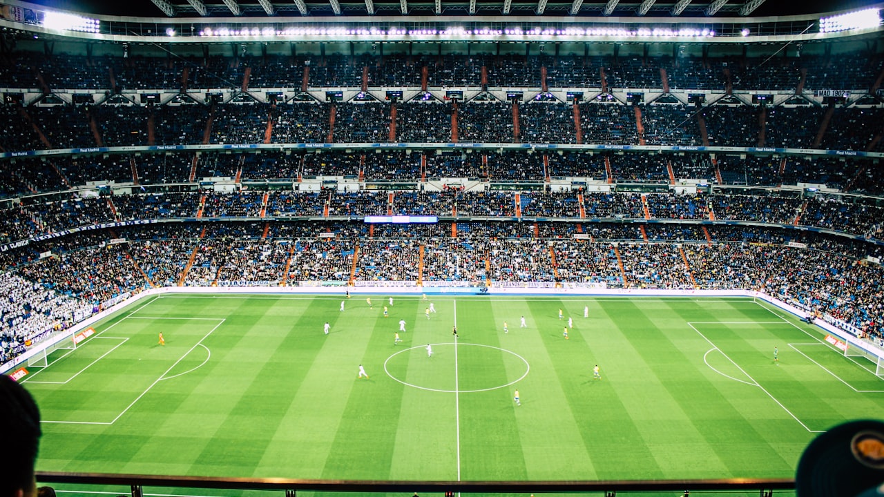 欧洲冠军联赛决赛夜场景 - 璀璨奖杯与球场灯光